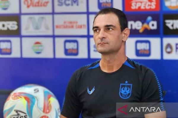 Here are some alternative titles for "PSIS Semarang pecat pelatih Gilbert Agius":

1. "Gilbert Agius Dismissed as Head Coach of PSIS Semarang"
2. "PSIS Semarang Parts Ways with Coach Gilbert Agius"
3. "Gilbert Agius Relieved of Duties at PSIS Semarang"
4. "PSIS Semarang Ends Coaching Tenure of Gilbert Agius"
5. "Coach Gilbert Agius Exits PSIS Semarang Amidst Unfolding Changes"
6. "PSIS Semarang Announces Coaching Change: Gilbert Agius Out"
7. "Gilbert Agius No Longer Coach of PSIS Semarang"
8. "PSIS Semarang's Coaching Shake-up: Gilbert Agius Departs"

Feel free to let me know if you need more options!