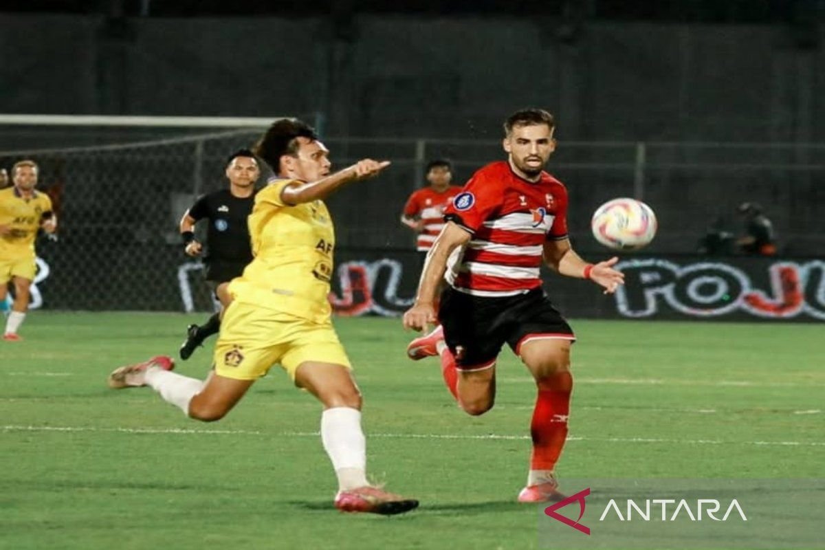 Here are some alternative titles for "Madura United tekuk Persik 2-1 di Bangkalan":

1. "Madura United Menang Tipis atas Persik dengan Skor 2-1 di Bangkalan"
2. "Kemenangan Dramatis Madura United 2-1 atas Persik di Bangkalan"
3. "Madura United Raih Tiga Poin Setelah Kalahkan Persik 2-1 di Bangkalan"
4. "Pertandingan Seru: Madura United Kalahkan Persik 2-1 di Bangkalan"
5. "Madura United Menundukkan Persik 2-1 dalam Pertandingan Sengit di Bangkalan"
6. "Gol-gol Kunci: Madura United Atasi Persik 2-1 di Bangkalan"
7. "Madura United Berhasil Tekuk Persik 2-1 di Home Ground Bangkalan"
8. "Madura United Ajak Persik Pulang Tanpa Poin setelah Kemenangan 2-1 di Bangkalan" 

Feel free to choose any of these or modify them further!