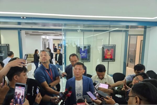 Here are some alternative titles for "Operator liga cermati ketat laga-laga akhir musim":

1. "Pengawas Liga: Memantau Ketegangan Laga Penentu Musim"
2. "Operator Liga: Menyaksikan Pertarungan Menentukan di Akhir Musim"
3. "Konsentrasi Tinggi: Operator Liga Tinjau Laga Penting Musim"
4. "Operator Liga: Memperhatikan Laga Krusial di Penutupan Musim"
5. "Pantauan Ketat: Operator Liga di Laga Akhir Musim"
6. "Operator Liga: Fokus pada Pertarungan Akhir Musim"
7. "Strategi Pemantauan: Operator Liga Hadapi Laga Penutup Musim"

Feel free to pick any of these or mix elements to create a title that suits your needs!