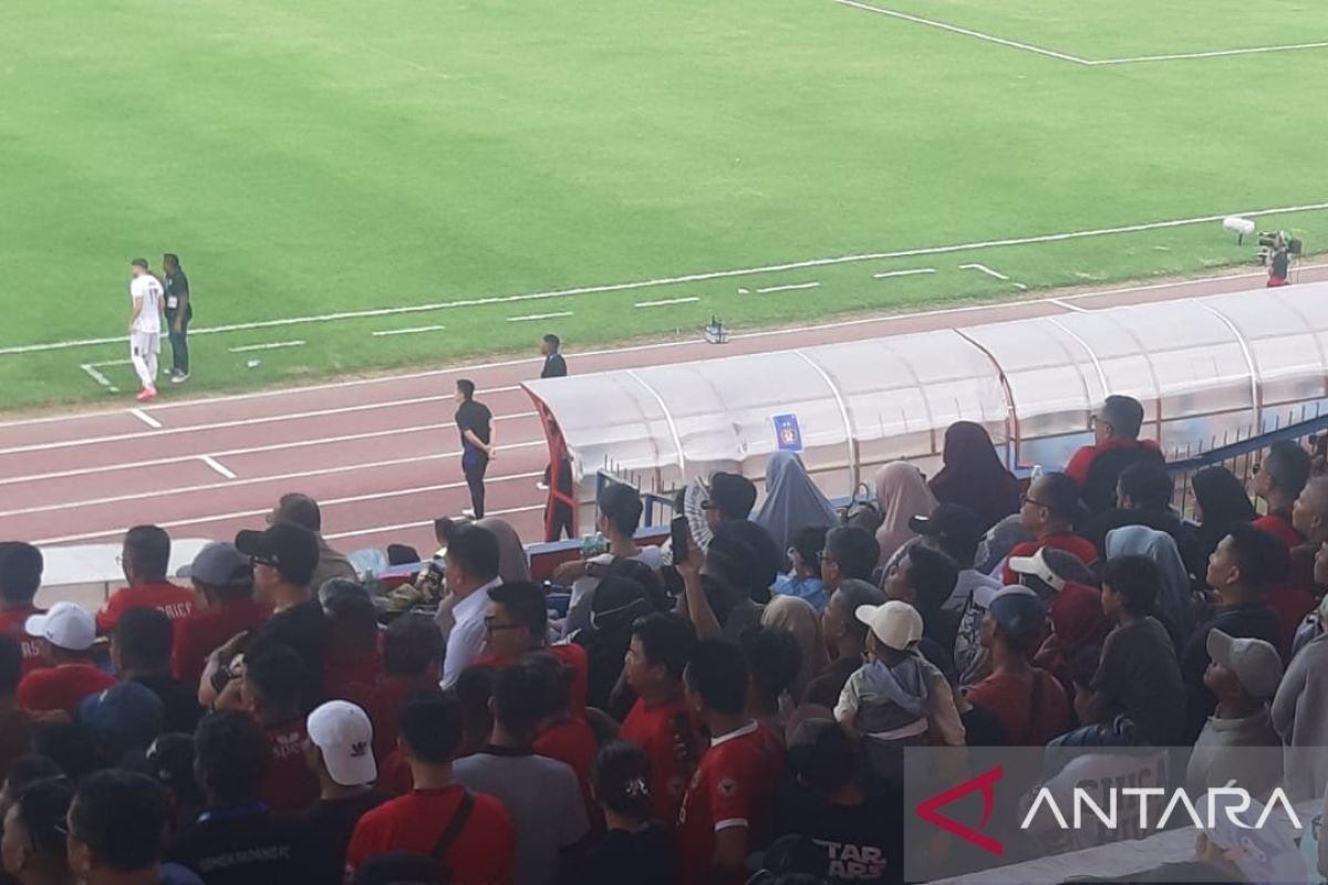 Pratama Arhan Mengamati Pertandingan Semen Padang vs Persik