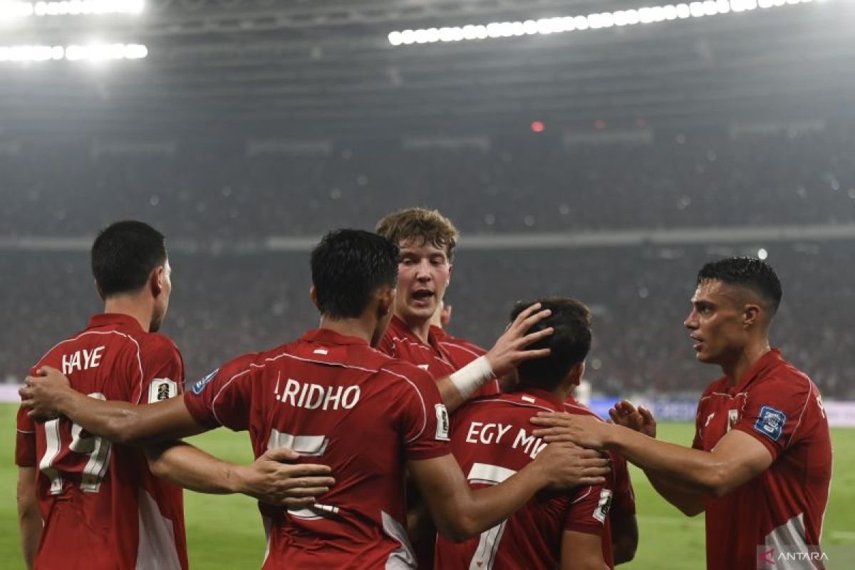 Berikut adalah beberapa alternatif judul untuk "Rizky Ridho ajak Indonesia rayakan bersama kemenangan atas China":

1. "Rizky Ridho Ajak Indonesia Rayakan Keberhasilan atas China"
2. "Rizky Ridho Undang Semua untuk Merayakan Kemenangan atas China"
3. "Ajak Merayakan: Rizky Ridho Bersama Indonesia Rayakan Kemenangan atas China"
4. "Rizky Ridho Pimpin Indonesia Rayakan Kemenangan Melawan China"
5. "Bersama Rizky Ridho, Indonesia Rayakan Sukses atas China" 

Silakan pilih yang paling sesuai atau saya bisa membantu membuat yang lain!