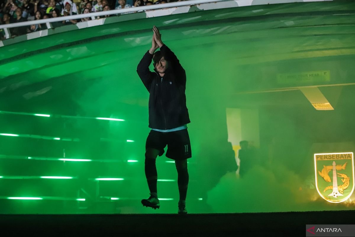 Tentu! Berikut beberapa alternatif judul untuk "Persebaya Perkenalkan Pemain dalam 'Team Launching Game'":

1. "Persebaya Unjuk Gigi: Peluncuran Tim Melalui 'Team Launching Game'"
2. "Persebaya Kenalkan Pemain Baru dalam Acara 'Team Launching Game'"
3. "Momen Spesial: Persebaya Perkenalkan Pemain di 'Team Launching Game'"
4. "Persebaya dan 'Team Launching Game': Perkenalan Pemain yang Meriah"
5. "Sambut Musim Baru: Persebaya Perkenalkan Pemain dalam 'Team Launching Game'"

Semoga salah satu judul ini sesuai dengan yang Anda cari!