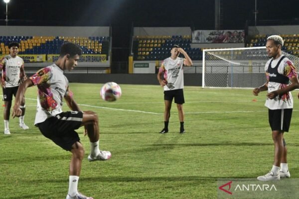 Berikut adalah beberapa alternatif judul untuk "Persis Solo Fokus Optimalkan Kebugaran Pemain pada Jeda Kompetisi":

1. "Persis Solo Tingkatkan Kebugaran Pemain Selama Jeda Kompetisi"
2. "Fokus Persis Solo dalam Mempertahankan Kebugaran Pemain di Tengah Jeda Kompetisi"
3. "Optimalkan Kebugaran Pemain: Strategi Jeda Kompetisi Persis Solo"
4. "Jeda Kompetisi: Upaya Persis Solo Maksimalkan Kebugaran Pemain"
5. "Persis Solo: Memperkuat Kebugaran Pemain saat Jeda Kompetisi"

Semoga salah satu dari judul ini cocok dengan kebutuhan Anda!
