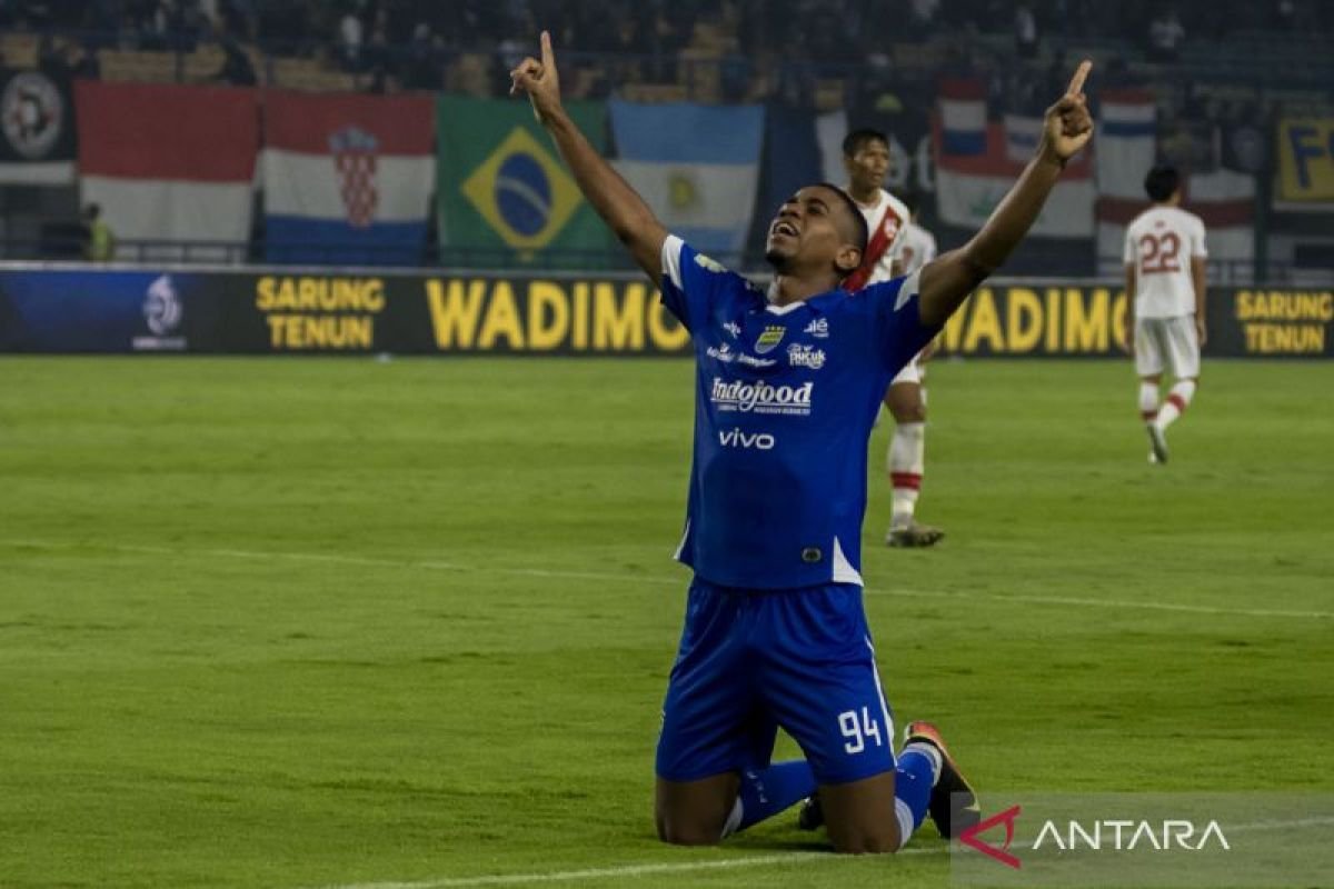 Persib Bandung Menang 2-0 atas Persis Solo dengan Sepuluh Pemain